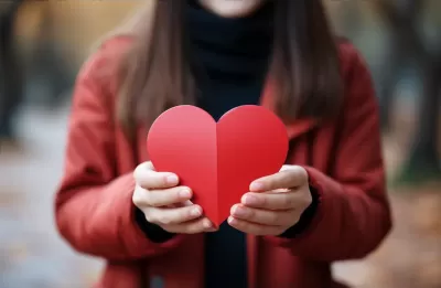 手捧紅心紙，笑容甜美夢幻，充滿情感的觸感與Solapunk風格