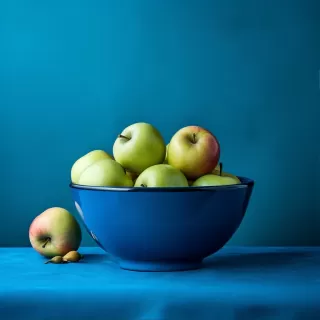 蓝碗里的绿苹果，餐桌上的静物画