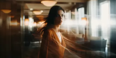 黑發迷人女子緩步靠近，酒店走廊多重曝光，誘人耐人尋味
