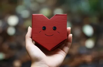 手捧紅心紙，笑容甜美夢幻，充滿情感的觸感與Solapunk風格