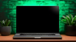 2023款Macbook Pro摆放在深色木桌上，背景为绿光砖墙和绿植，超现实感十足
