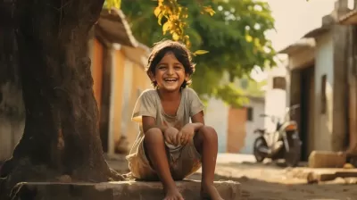 《印度小男孩在家门口玩耍》