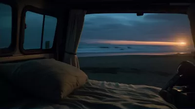 从露营车窗外看，夜晚沙滩，高清8K DSLR拍摄，锐利焦点，超真实感——16:9宽屏