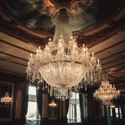 华丽的水晶吊灯照亮豪华舞厅，细节精致令人叹为观止
