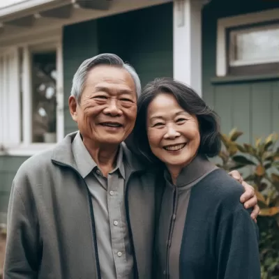 幸福亚洲夫妇在房子外站立，彩色摄影，柔和边缘，充满光线的室内，祖父母核心，白色和灰色——s 750——ar 1:1——v 5.0