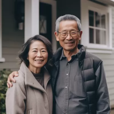 幸福亚洲夫妇在房子外站立，彩色摄影，柔和边缘，充满光线的室内，祖父母核心，白色和灰色——s 750——ar 1:1——v 5.0